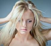 Come riparare i capelli bruciati da una permanente