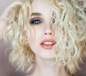 Capelli biondi e fini: tre dritte per un volume al top