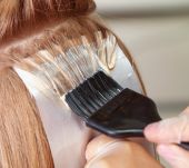 Dieci cose da sapere quando tingi i capelli per la prima volta