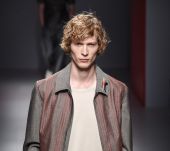 Uomo: come portare i capelli mossi