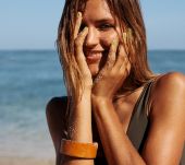 Il beauty case del mare per proteggere i capelli colorati