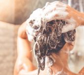 È vero che usare sempre lo stesso shampoo non fa bene ai capelli?
