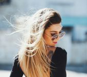 3 pettinature da adottare con la schiena nuda