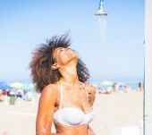 Come prendersi cura dei capelli crespi in spiaggia?