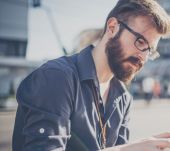 Uomo: tre tagli che stanno bene se porti gli occhiali