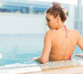 Sport in piscina: i gesti da adottare per i capelli
