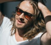 Uomo: come prendersi cura dei capelli lunghi  e semi lunghi