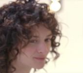 Capelli medio-lunghi: passa dal liscio al riccio